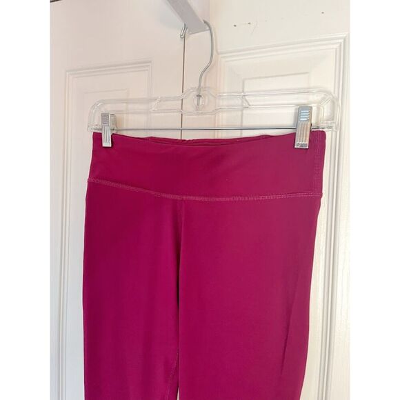 Fabletics Seamless Mid Rise Pocket Waistband Capri Length Athletic Leggings - Picture 5 of 10